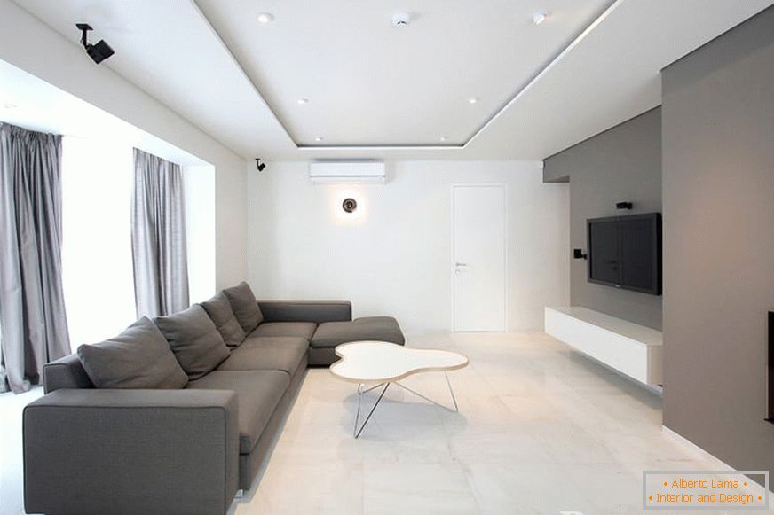 Cameră de zi asimetrică în stil minimalist