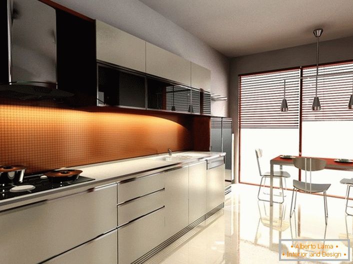 Lumina slabă din bucătăria modernă face atmosfera romantică. Efectul este realizat cu ajutorul jaluzelelor, care acopera ferestrele panoramice.