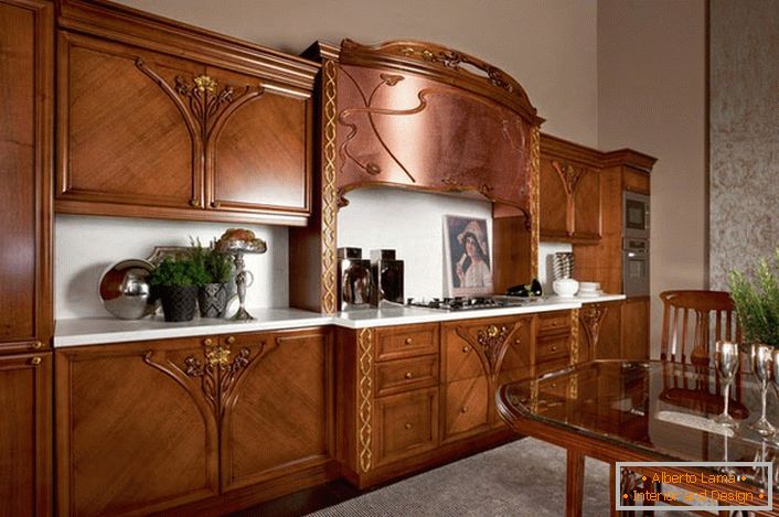 Un exemplu magnific de bucătărie amenajată în stil Art Nouveau. Mobila din lemn natural face interiorul atractiv si rafinat.