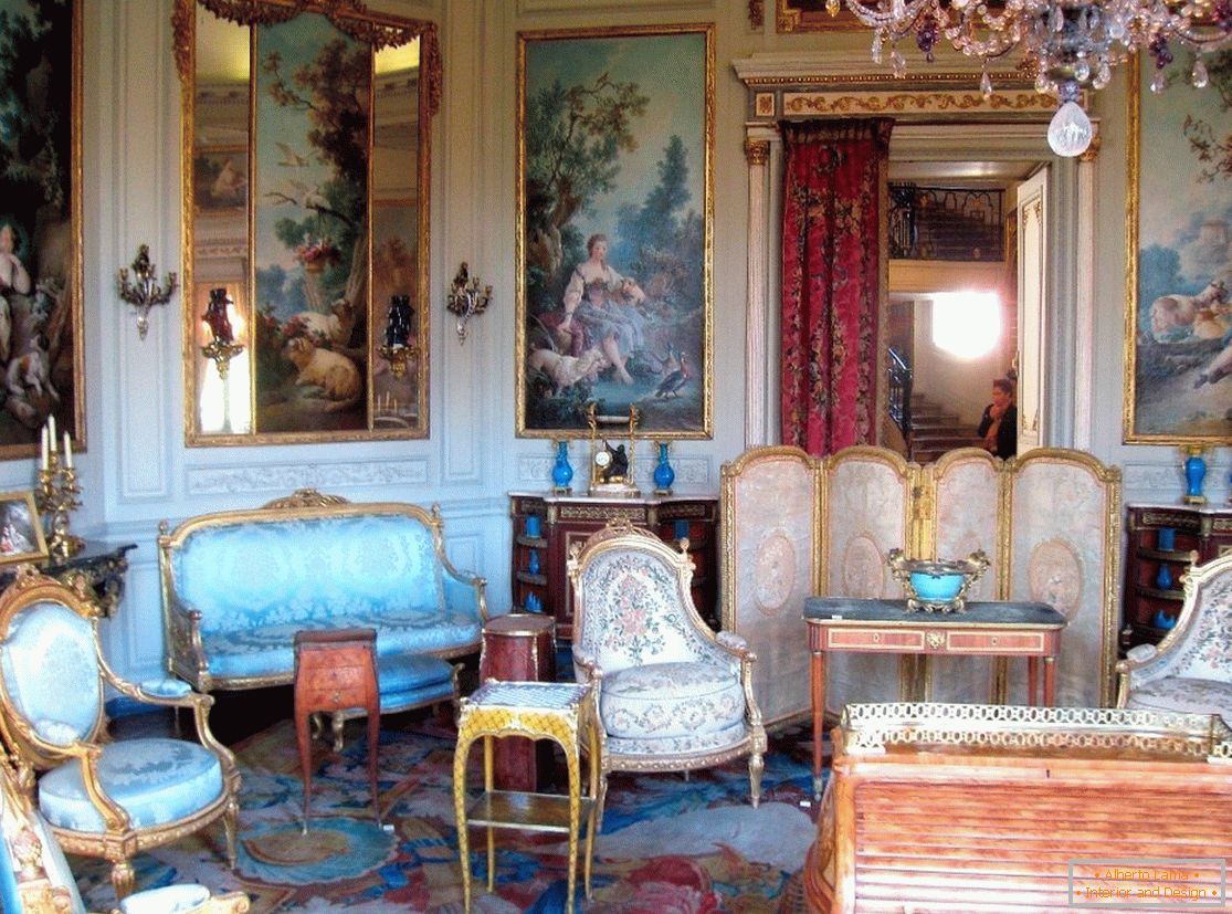 Sala cu picturi și mobilier elegant