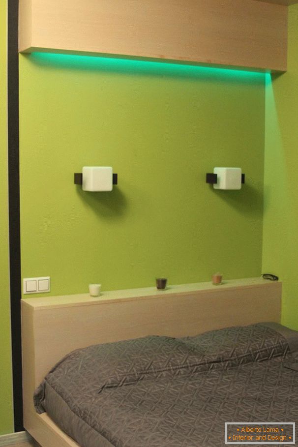 Lumina verde deasupra patului din dormitor