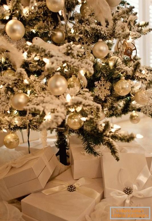 Crăciun-tree-in-alb-ornamente
