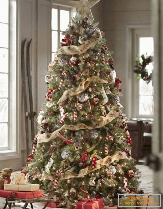 Crăciun-tree-cu-frumos-decoratiuni
