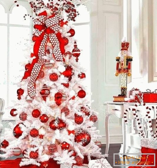 alb-si-rosu-Crăciun-decor