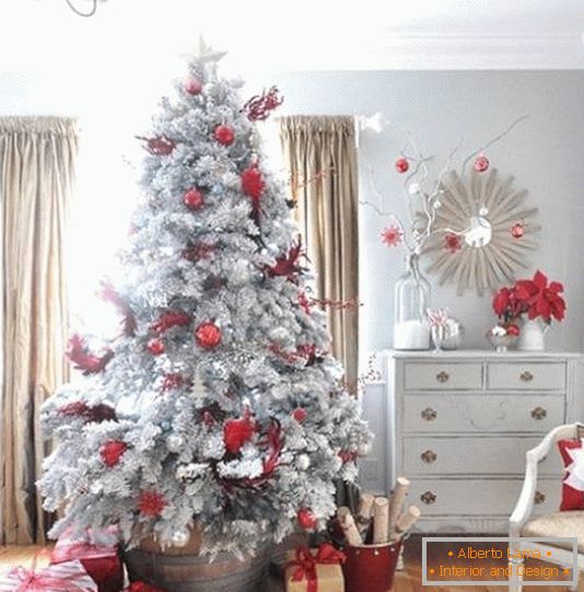 gri-tree-cu-rosu-ornamente