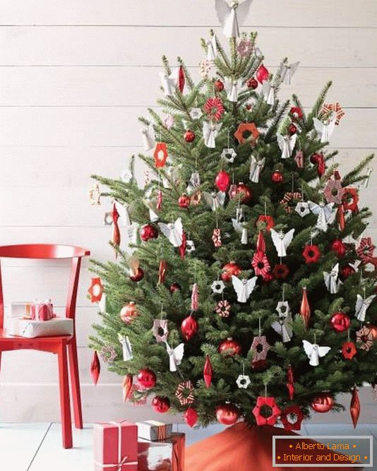 pufos-tree-in-alb-roșu și decorațiuni