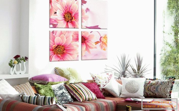 Din ce în ce mai des, proprietarii de locuințe aleg pentru designul interior al imaginii cu o imprimare florală. Copacii roz petali fac atmosfera in camera romantica si usoara. 