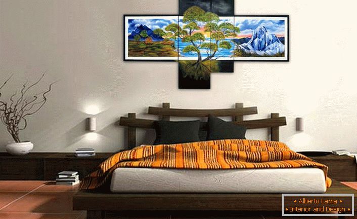 Dormitorul în stil oriental este decorat cu tablouri modulare care cântăresc pe capul patului.