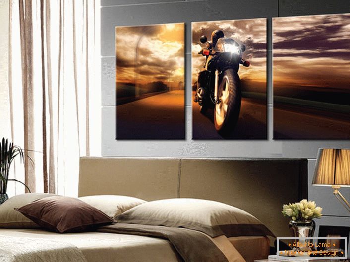 Dormitorul tânărului burlac este decorat cu un tablou modular, pe care este prezentat un motociclist.