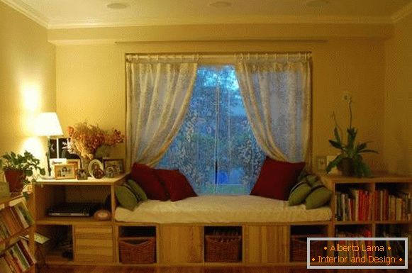 Canapea cu rafturi de fereastră