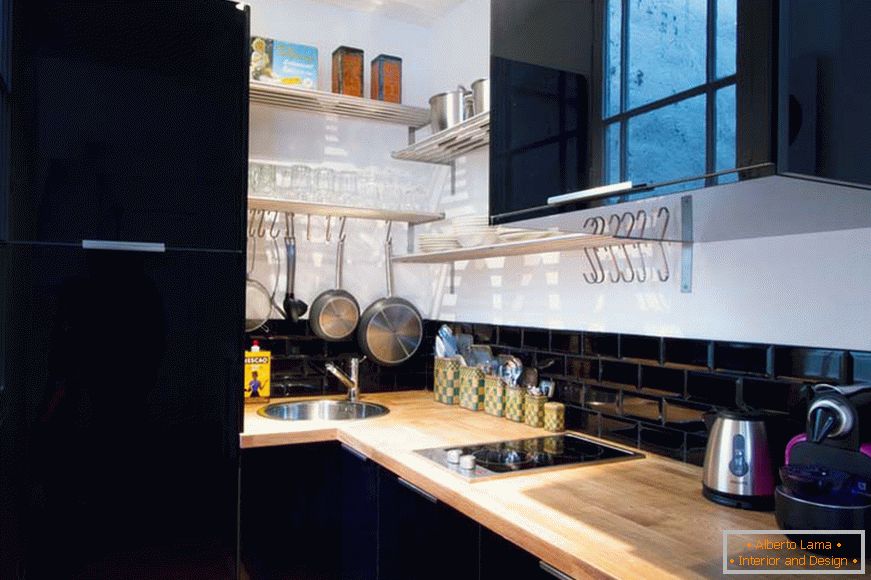 Bucătărie a unui mic apartament studio din Paris