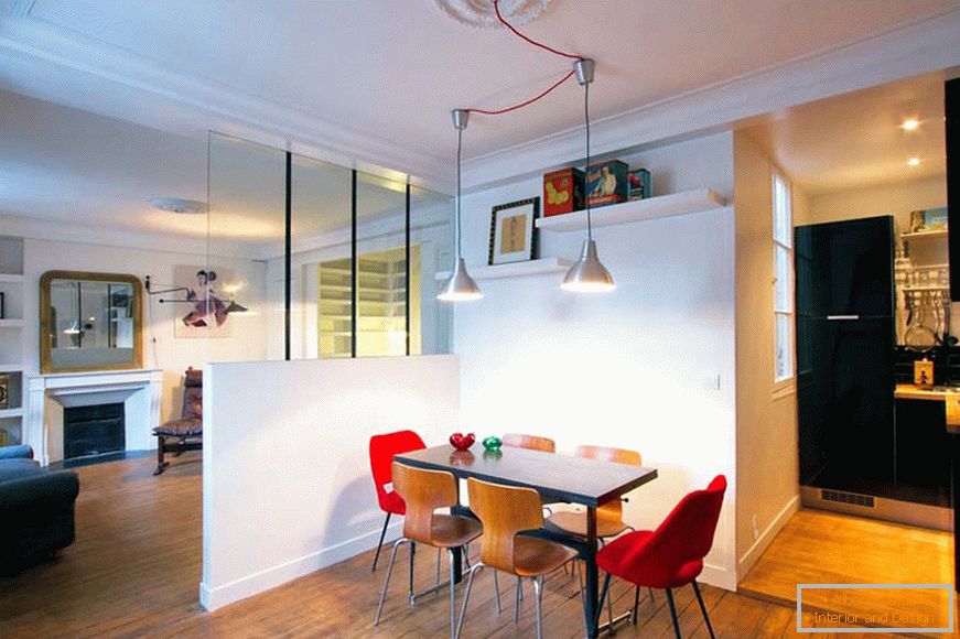 Sala de mese în spatele unei pereți despărțitori într-un mic apartament studio din Paris