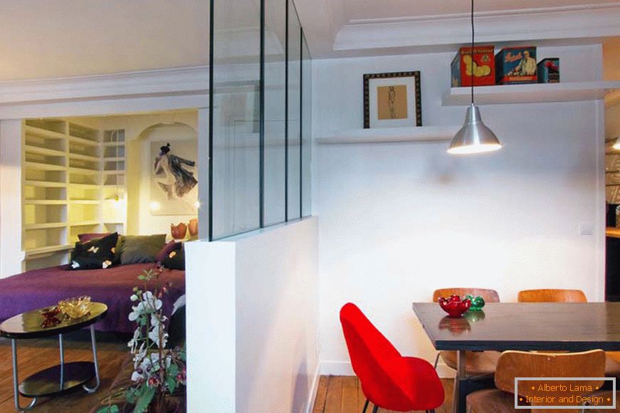 Compartiment între sala de mese și camera de zi a unui mic apartament studio din Paris