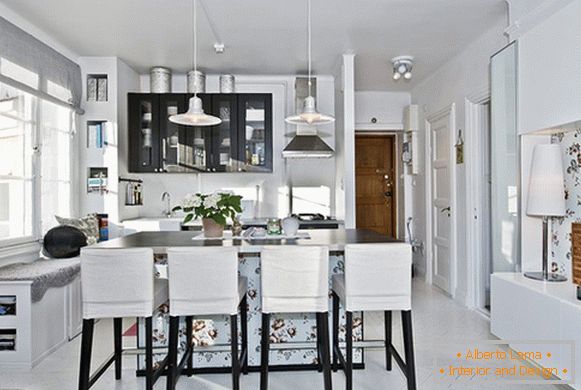 Bucătărie interior în nuanțe de culoare alb-gri