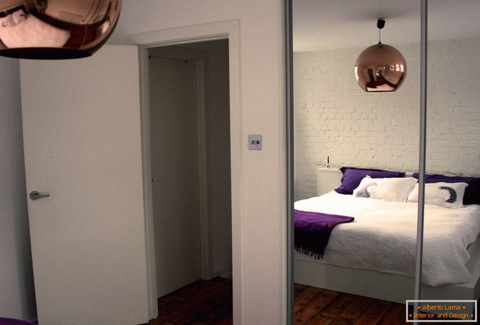 Dormitorul unui apartament mic din Londra