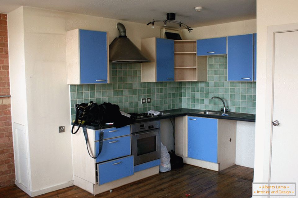 Bucătăria unui mic apartament înainte de renovare