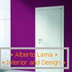 Combinația dintre un perete violet și o ușă albă
