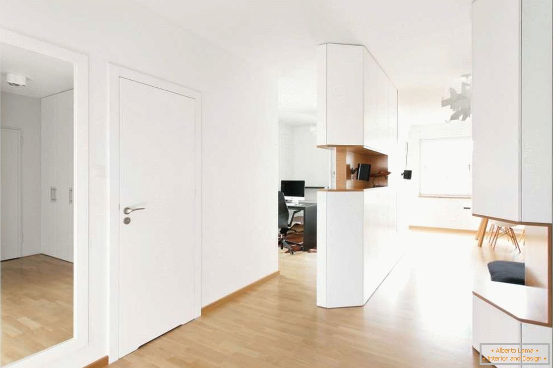 Ușă ușoară în interior, în stilul minimalismului