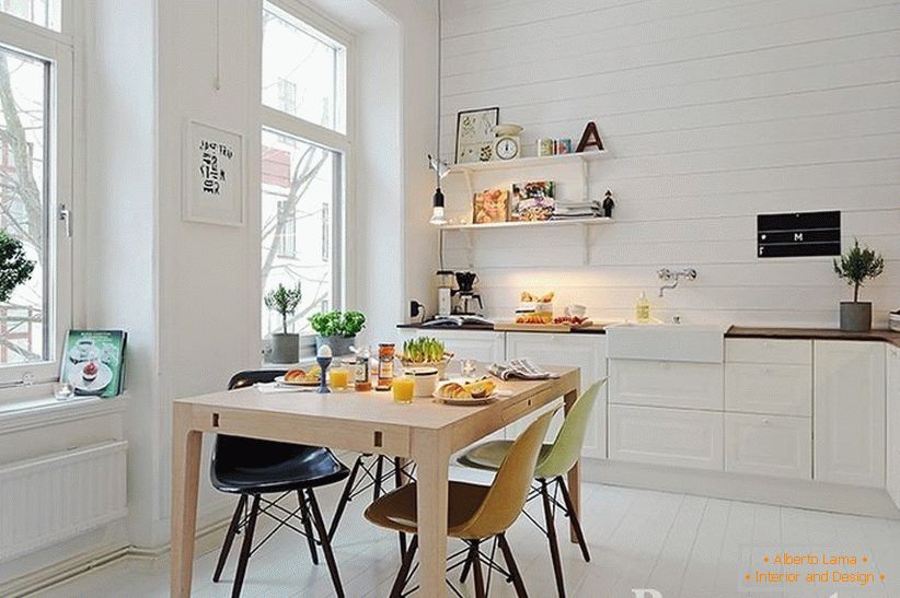 Bucătărie cu interior alb