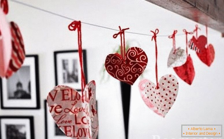 Valentines pe fondul picturilor de pe perete