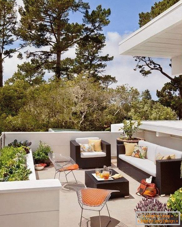 Deschideți terasa de vară la casa foto într-un stil modern