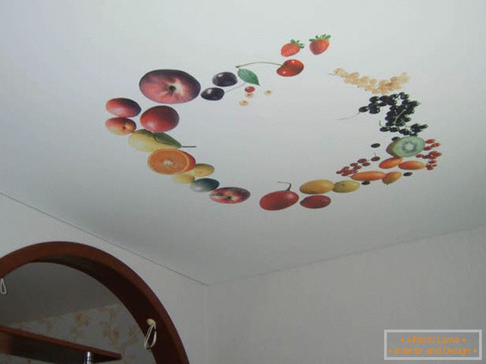 Fructul este corect pe tavan.