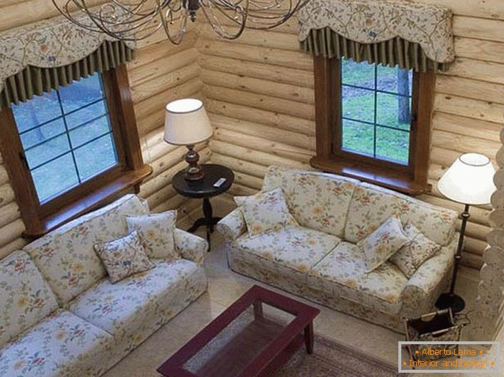 Rafinat camera de zi în stil englezesc pentru o cabană de vânătoare mică. Un loc confortabil pentru serile calde, romantice.