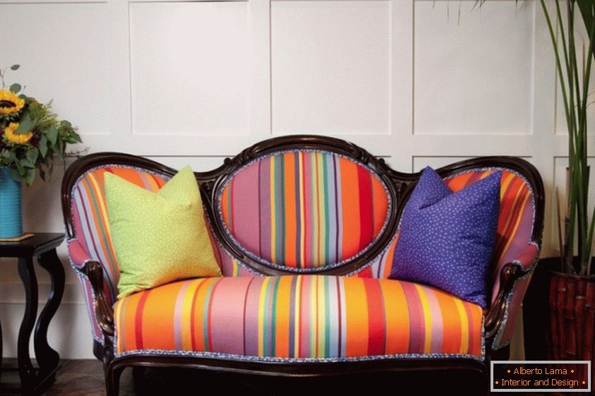 Canapea cu tapițerie luminată