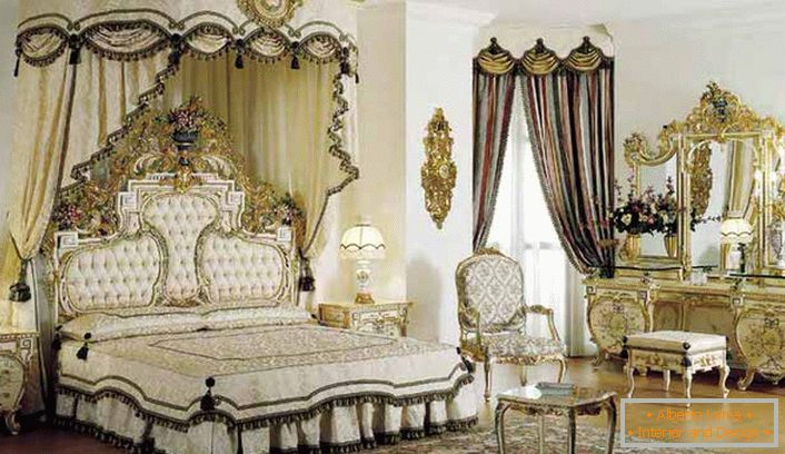 În centrul compoziției se află un pat cu baldachin. În conformitate cu stilul de baroc din cameră este o masă masivă de toaletă cu finisaj de aur.