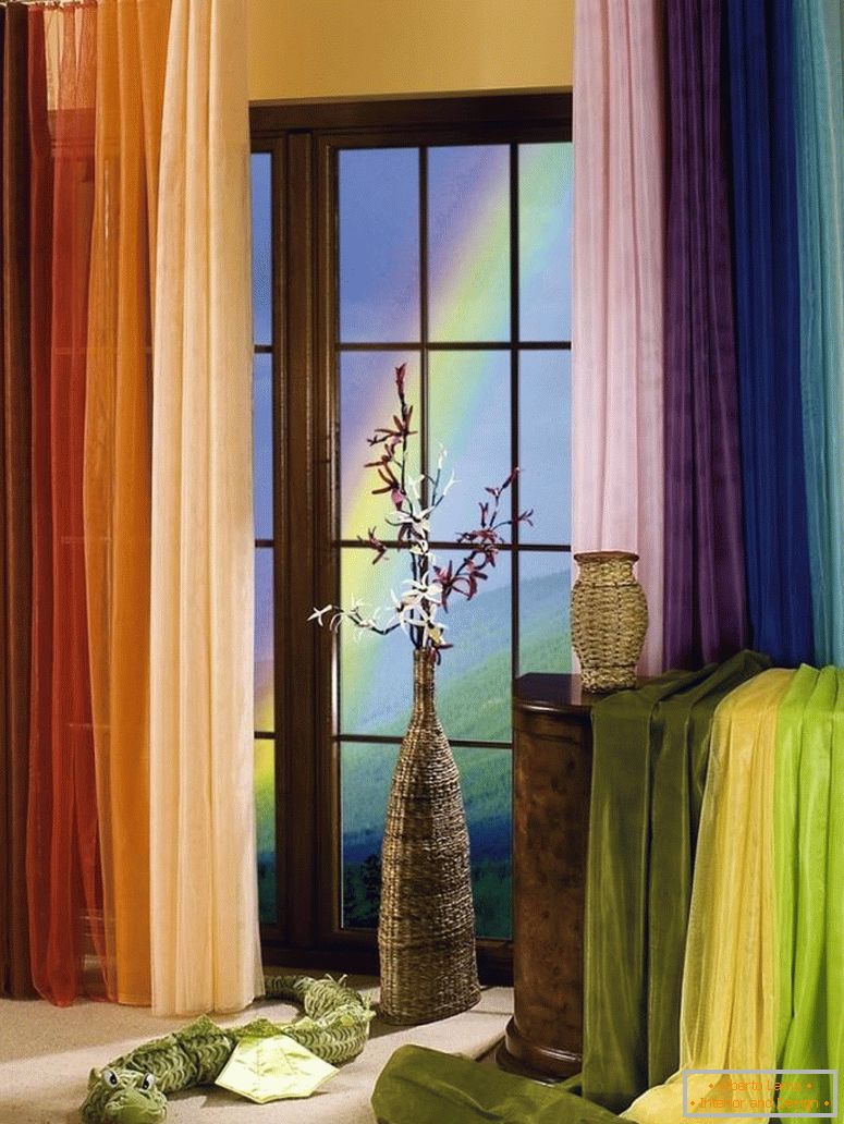Perdele multicolore pe fereastră