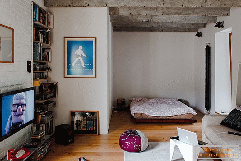 Interiorul unui dormitor al unui mic apartament în Slovacia