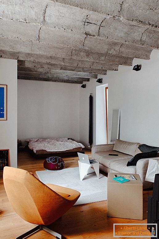 Interiorul unei camere de zi a unui mic apartament în Slovacia