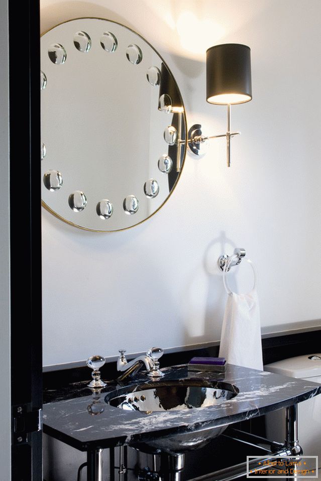 Oglindă cu iluminare în baie