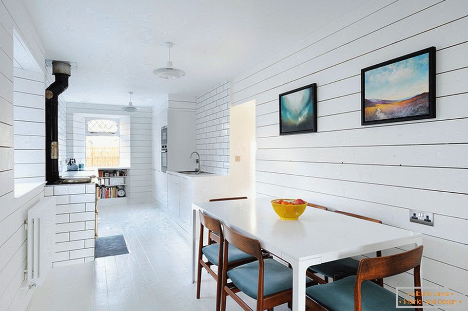 Bucătărie și sală de mese în culoare albă