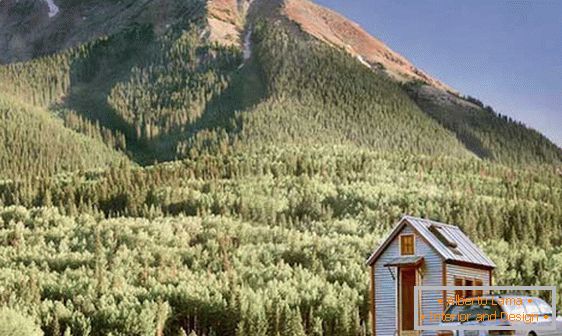 Micro-casă de la poalele muntelui