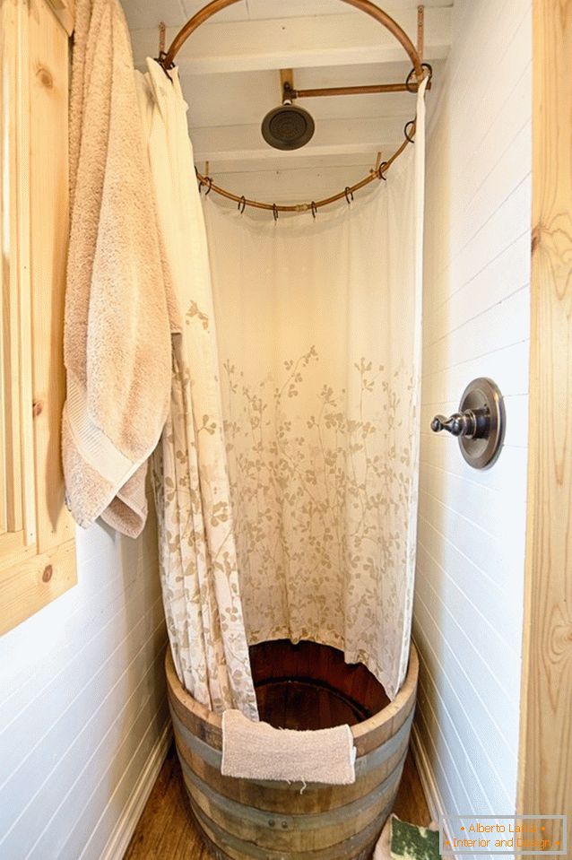 Sala de duș a unei case mici de lemn