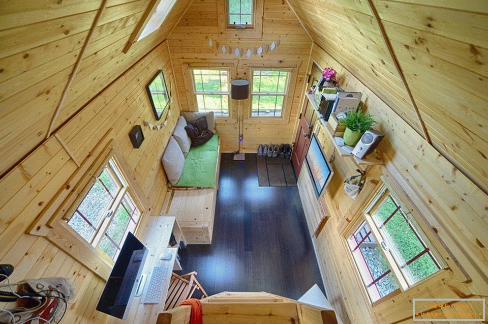 Interiorul unei mici cabane din lemn