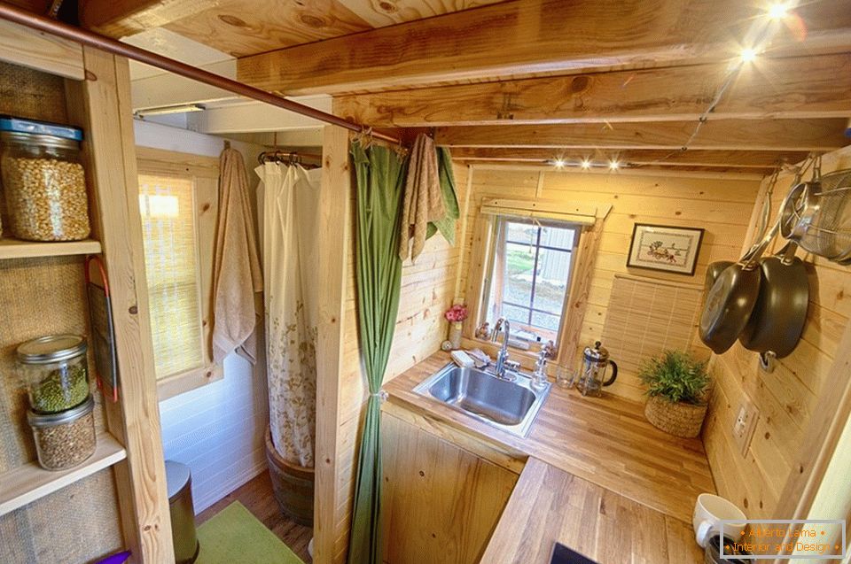 Bucătărie cu o cabană mică din lemn