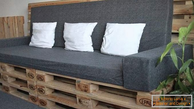 O canapea simplă din paleți de lemn