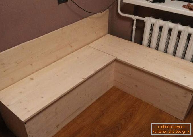 Canapea în colț în bucătărie cu mâinile proprii din lemn cu cutii de depozitare