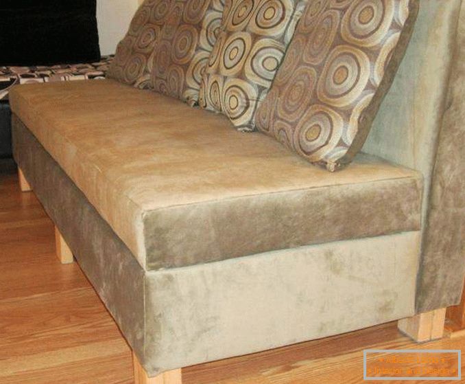 Canapea moale cu tapițerie din catifea