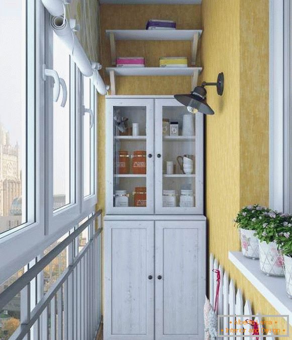 Bufet vechi ca garderobă pe balcon - fotografie interioară