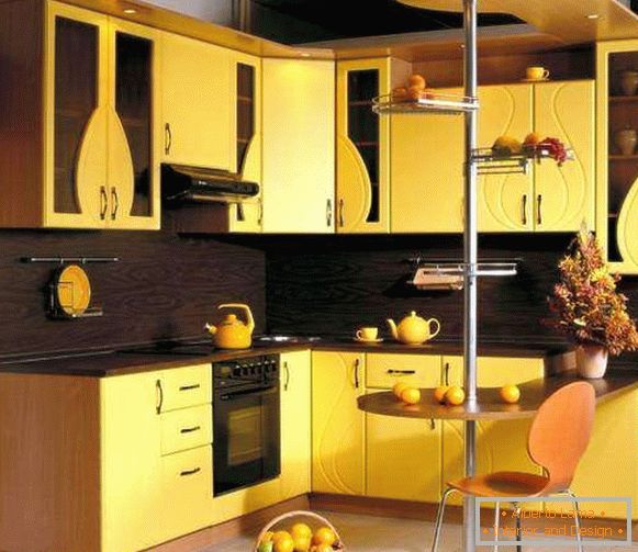 Bucătărie galbenă cu colț cu mic dejun