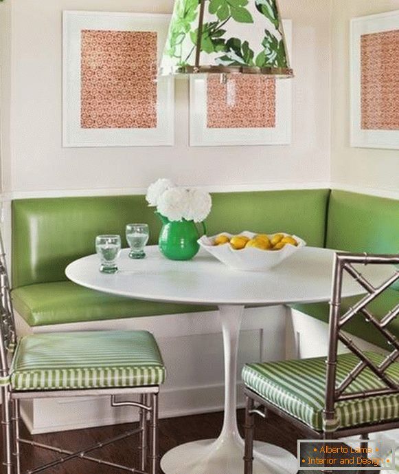 canapea mică verde în bucătărie