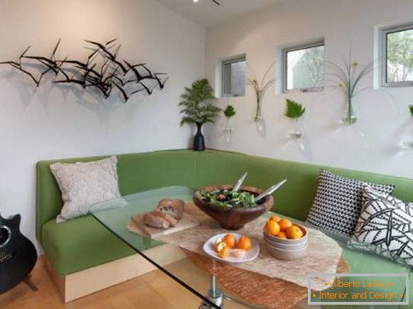 canapea verde, confortabilă, în bucătărie
