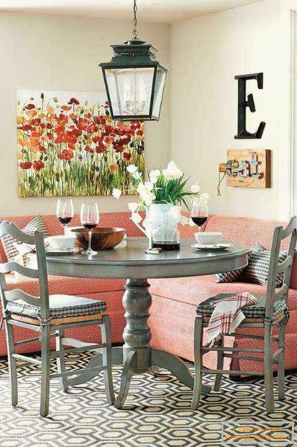 canapea roz colț roz în bucătărie