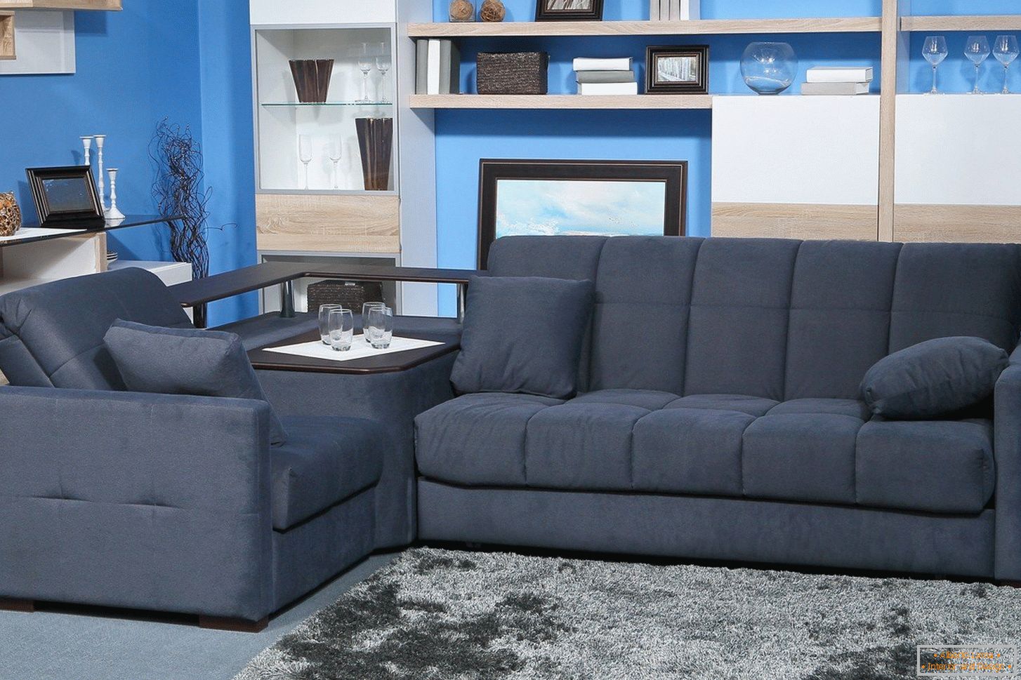 Canapea gri în camera albastră