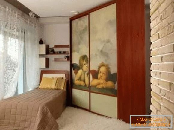 Dulap colțar trapezoidal în dormitor - fotografie în design interior