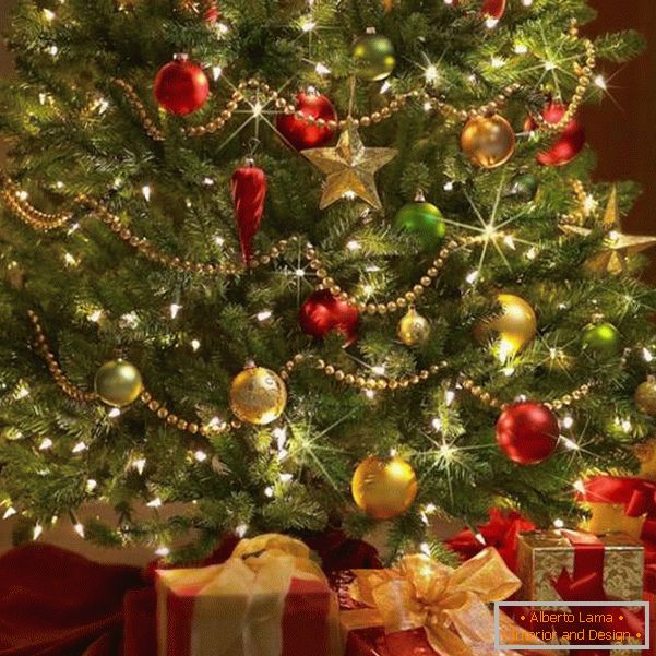 Bile roșii și aurii pe un copac verde de Crăciun