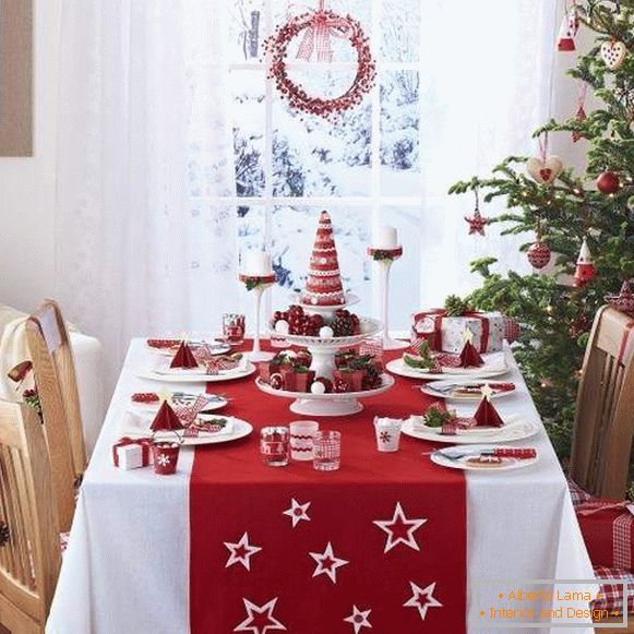 Decorarea mesei de Anul Nou cu propriile mâini în culori roșii și albe